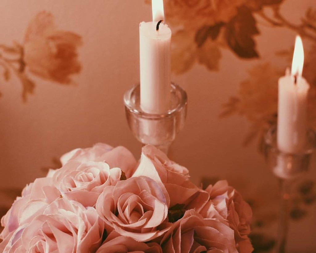 هات المساء الجميل المنتظر طله
ما دام في نجل عينك ليله الحالك

يكفيني اني بقلبك غير خلق الله
ويكفيك ما دمت نور عيوني لحالك💞