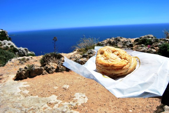 viaggimperfetti's tweet photo. Ha scalato velocemente la hit parade dei miei #streetfood preferiti: è il #pastizz, un fagottino di pasta sfoglia che a #Malta troverete ovunque. Al primo posto quello con crema di piselli e spezie! La parola a voi: qual è il vostro #streetfood preferito? https://t.co/I3n1CdPaed