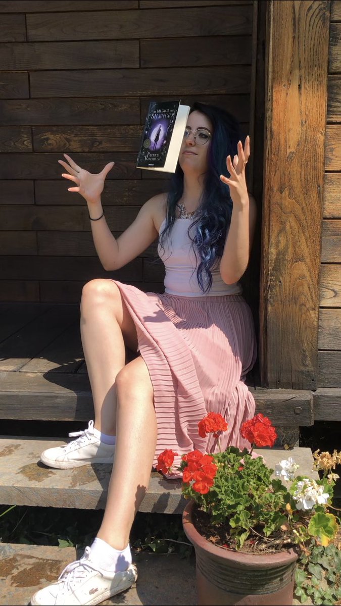 CeceLiciousBook's tweet photo. El primer reto de instagram de #thereadingrush consiste en “hacer volar” un libro. Después de muchas y muchas tomas falsas, he conseguido una foto decente 😝 ( thanks @Alex_ndre93 por la ayuda ) @TheReadingRush #READINGRUSH #rrflying
https://t.co/RSgPJ00MYM https://t.co/8p2wq6c2YQ