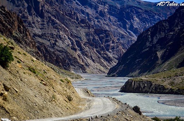 HighlanderAkash's tweet photo. Cant forget this place. Its the famous pin valley mud slush spot where I got stuck for 5 days. Revisiting the place after 7 years made many memories come alive. #highaltitude #himalayas #himachal #pinvalleynationalpark #riversofhimachal #pinriver #nature… https://t.co/gUzhKboCyR https://t.co/uf6YrBp5TK