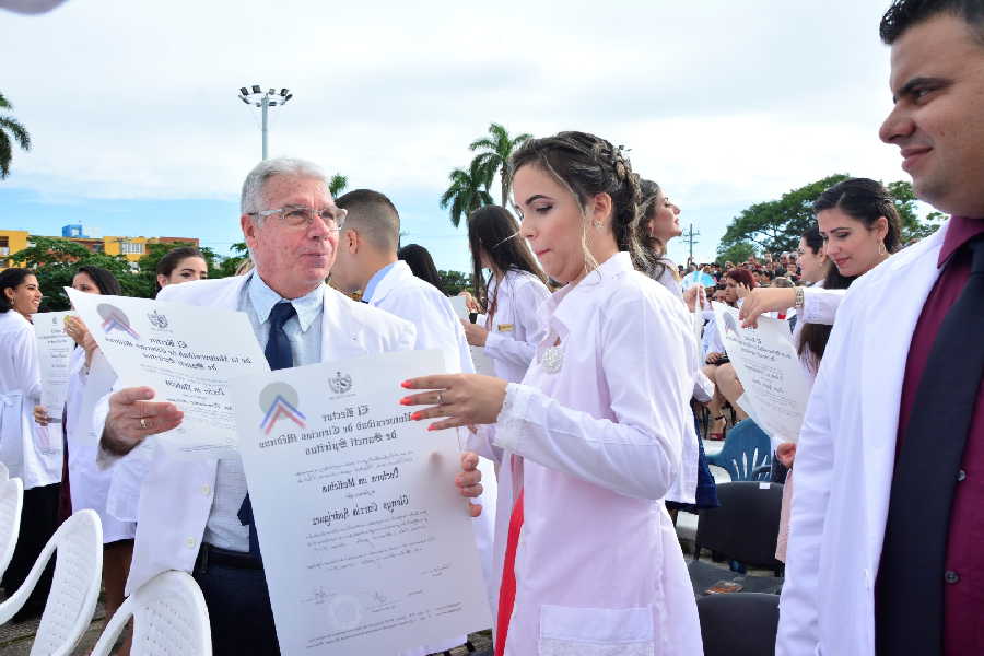 Gradúa universidad espirituana nuevos profesionales de la Salud. Más  de 500 profesionales, entre los que egresan de las carreras de técnicos  de nivel medio y las de la Educación Superior, graduó este año la  UCM de la provincia de Sancti Spíritus. <a href="/FEU_UCM_SS/">FEU UCM #SanctiSpiritus</a>