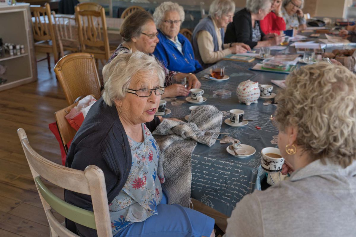 LSAbewoners's tweet photo. "De burger zorgt zelf", artikel dat laat zien hoe burgerinitiatieven steeds actiever worden in het zorgdomein. Lees bijvoorbeeld hoe de dorpsondersteuner bij een zorgcoöperatie in Austerlitz te werk gaat. https://t.co/DEWbnhqzRk https://t.co/KdaeyEJUOJ