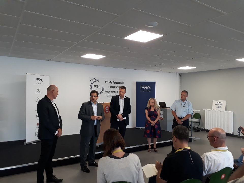 Point d’étape devant la presse sur le développement et les recrutements du ⁦<a href="/GroupePSA/">Groupe PSA</a>⁩ de Vesoul par le préfet et le directeur du site. ⁦@poleemploi_bfc⁩ mobilisé avec les partenaires pour recruter 250 à 300 intérimaire et CDI d’ici la fin de l’année