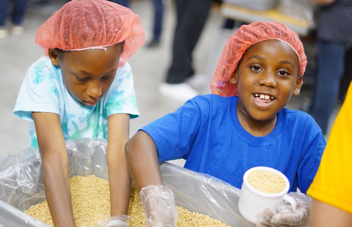 miltonhershey's tweet photo. On Tuesday, Milton Hershey School students joined employees from The @HersheyCompany to pack meals for @Rise2030, an international hunger relief organization. Together the students and adults put together 285,125 packages! #MHSPowerofOne #SharedGoodness https://t.co/IlOxDDIRHJ
