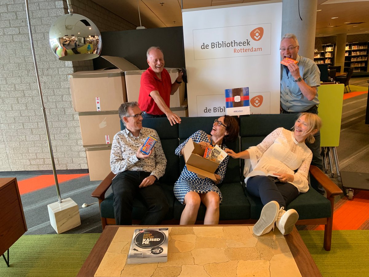 SuzanWallet's tweet photo. @bieb01 is men volop bezig met de herinrichting van de bezoekersruimtes. Intussen zijn deze toppers bezig geweest met de optimalisatie van processen om deze nog efficiënter en toegankelijker te maken. Tijd voor een opleverfeestje dus. Verhuisdozen eruit! Lekkers van @AFAS erin. https://t.co/gvWm1zMPlc