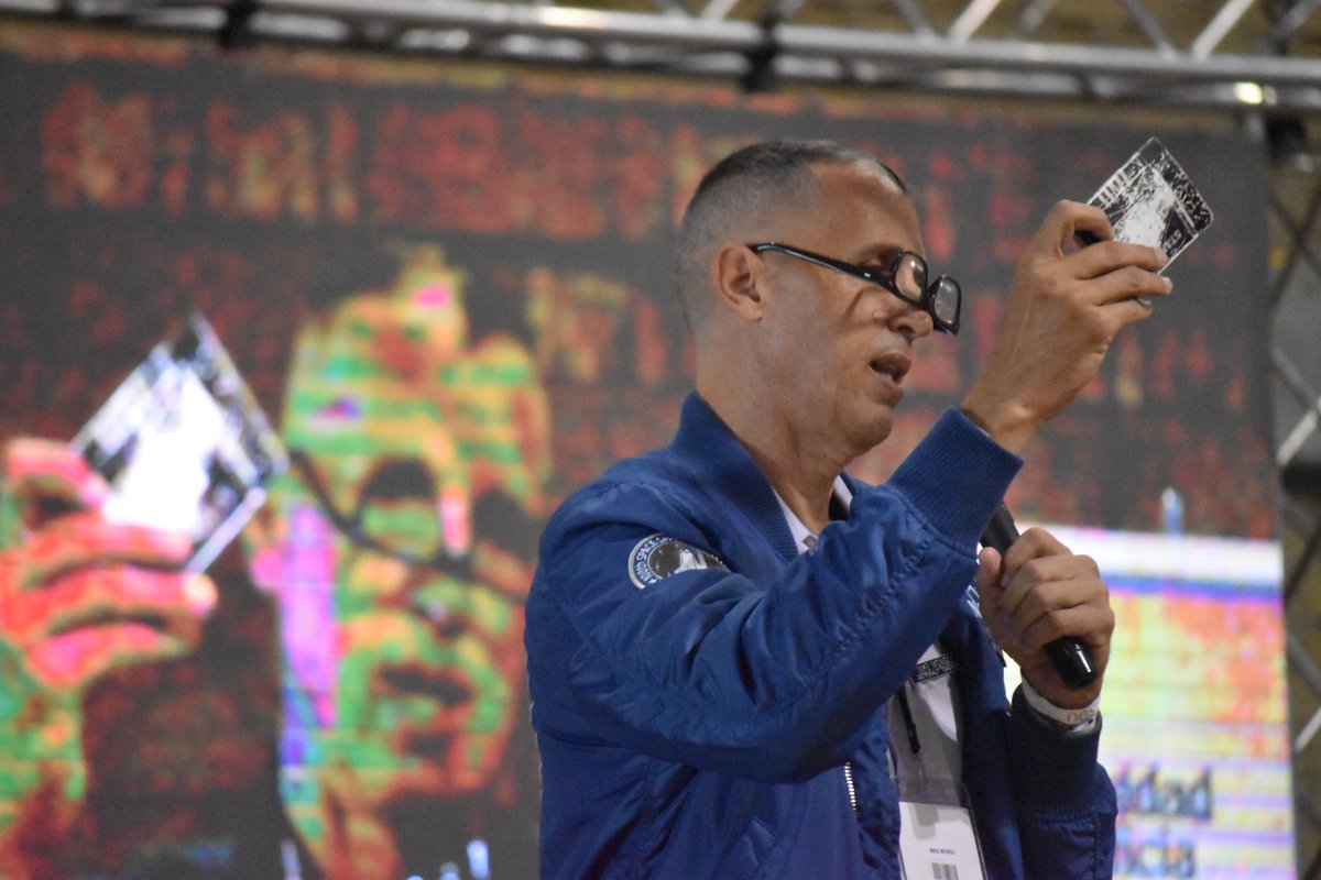 upbcolombia's tweet photo. "La gente cree que todo está resulto, pero no. Te invito a mirar las oportunidades y generar desarrollo...Fija tus propósitos y no dejes que las personas te frustren", @MikeMongo, invitado internacional de la #EscueladeVeranoUPB. https://t.co/itmje0IQZW