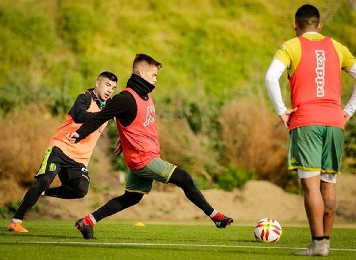 DiarioOle's tweet photo. #Aldosivi La historia de Joaquín Indacoechea: le ganó la batalla al cáncer, firmó su primer contrato profesional y ahora tiene su número para poder cumplir el sueño de debutar en Primera ➡️ https://t.co/IY9t0By045 https://t.co/uloejfWgqY