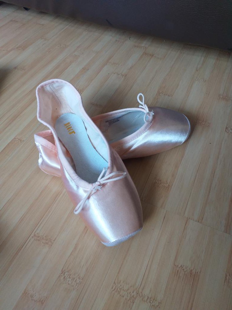 secretlyajedi's tweet photo. Dana has been dreaming of her first pair of pointe shoes since she was 3 years old. Proof that hard work, perseverance, through injury and tough times can lead to your goals weather that be for dance or for sport. Never give up. #thisgirlcan #Danadances #ballet @WestFifeFencing https://t.co/NeQRD6GYTo