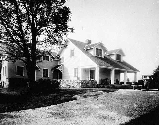 LibraryArchives's tweet photo. #OnThisDay in 1950, Canada’s 10th Prime Minister, William Lyon Mackenzie King, died in his home in Kingsmere (#ChelseaQC), leaving his beloved estate in @NCC_GatPark to all Canadians.
📸 : 3217670; 3322072 https://t.co/sYqEwR2y6v