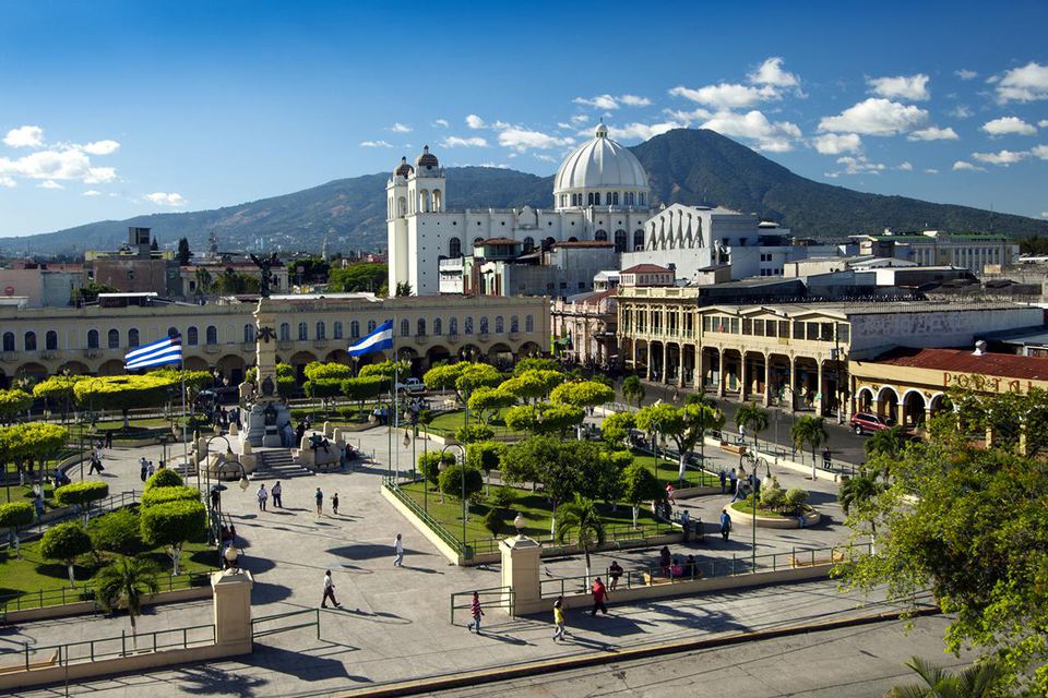 Dianalepio's tweet photo. (1/2) El pasado mes de Junio se marcó un punto de partida para San Salvador integrándose a las ciudades que cuentan con el #BuildingEfficiencyAccelerator , que cuenta con apoyo internacional de organizaciones como @WorldGBC @WRIRossCities
@P4Gpartnerships quienes impulsando a(..) https://t.co/JTZ2wVXVsR