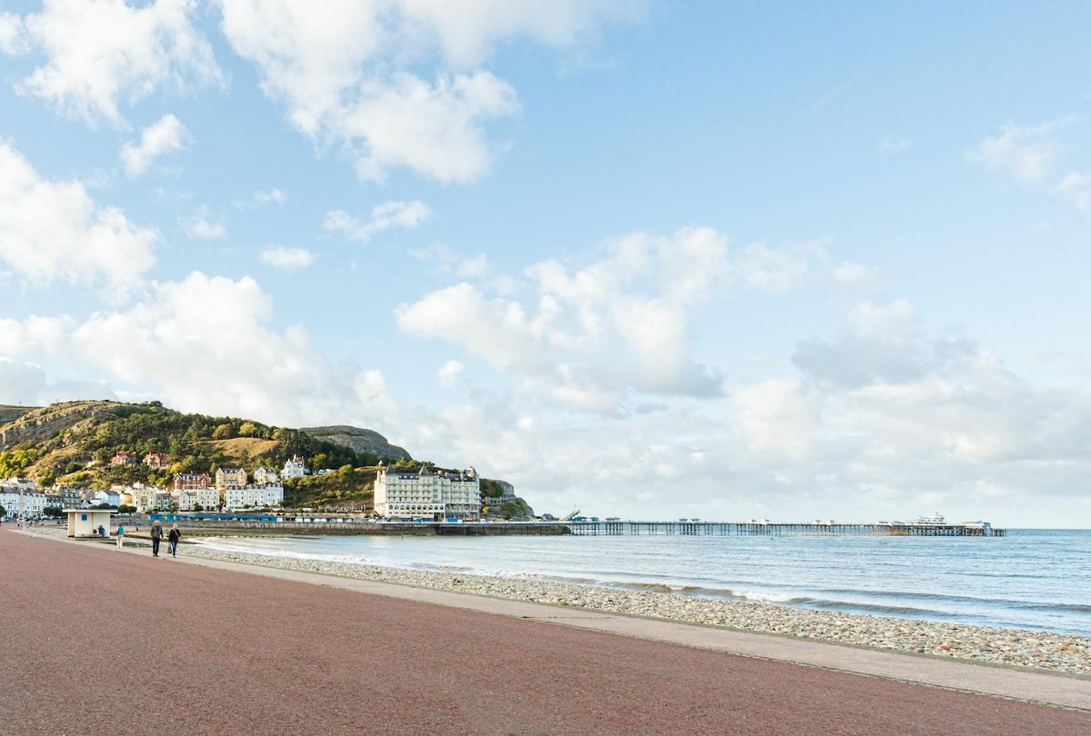 WhisperHotels's tweet photo. Perfectly positioned at the heart of the promenade and offering fabulous views across the bay, the Queens Hotel is a popular choice for families of all ages.
Book now: https://t.co/R49CKziL99 
@visitwales #llandudno #Wales https://t.co/92lS78D9Hn