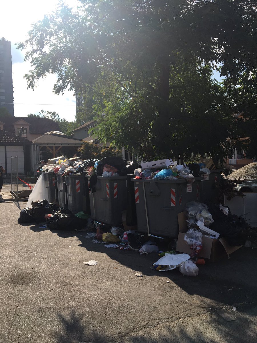 AleksNik's tweet photo. Da vidimo da li ovo radi: @prijavi_problem prepuni kontejneri ispred decijeg vrtica u Prve pruge 43b, Zemun. Cistoca uporno zaobilazi ulicu zbog radova u susednoj ulici, iako ih redovno zovu iz vrtica da ocite, pre nego sto dodje do zaraze. https://t.co/tkIrfae91m