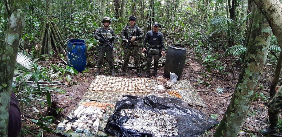 ftc_omega's tweet photo. En la vereda Canagüey en #VistaHermosa #Meta, #HéroesBicentenarios del #BATOT4 de la @ftc_omega ubican y destruyen un depósito ilegal de explosivos que contenía 63 bloques de pentolita, 10.720 detonadores inelectricos, 162 minas antipersonal y 24 metros de cordón detonante.
#CEO https://t.co/tGtqQiOotG