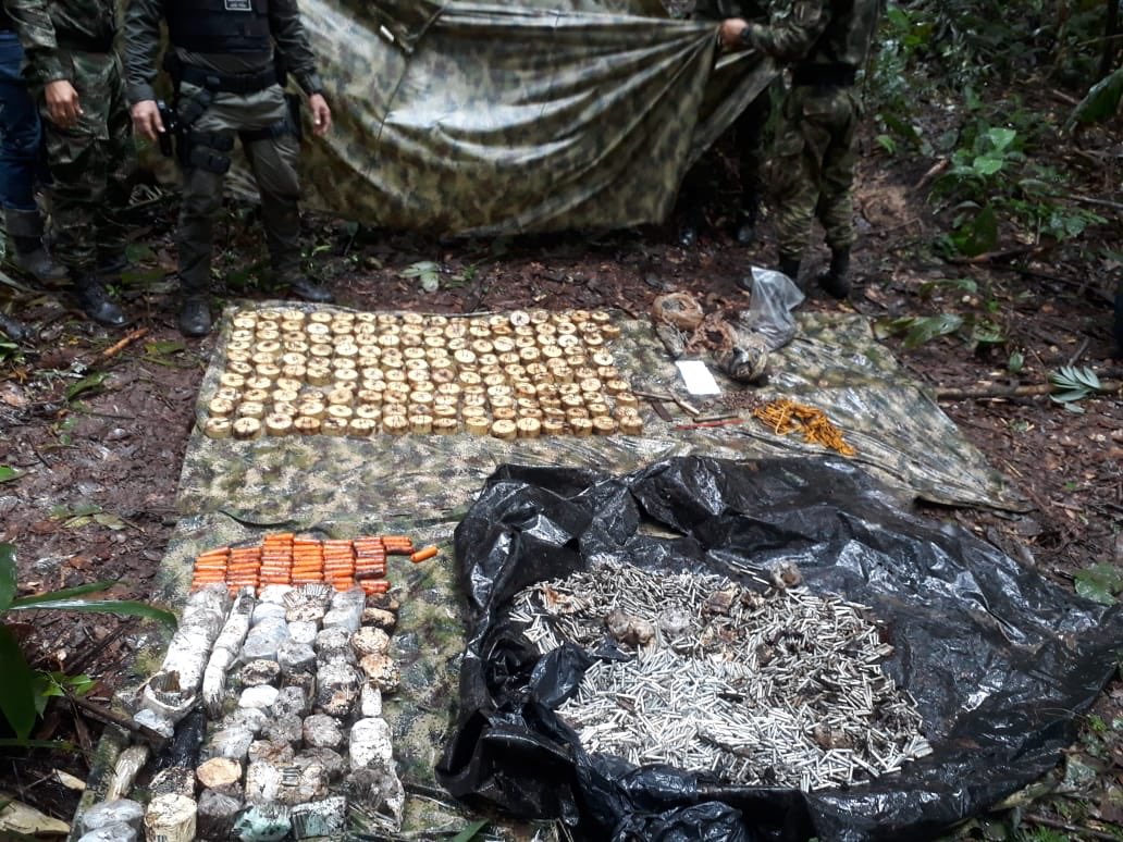 ftc_omega's tweet photo. En la vereda Canagüey en #VistaHermosa #Meta, #HéroesBicentenarios del #BATOT4 de la @ftc_omega ubican y destruyen un depósito ilegal de explosivos que contenía 63 bloques de pentolita, 10.720 detonadores inelectricos, 162 minas antipersonal y 24 metros de cordón detonante.
#CEO https://t.co/tGtqQiOotG