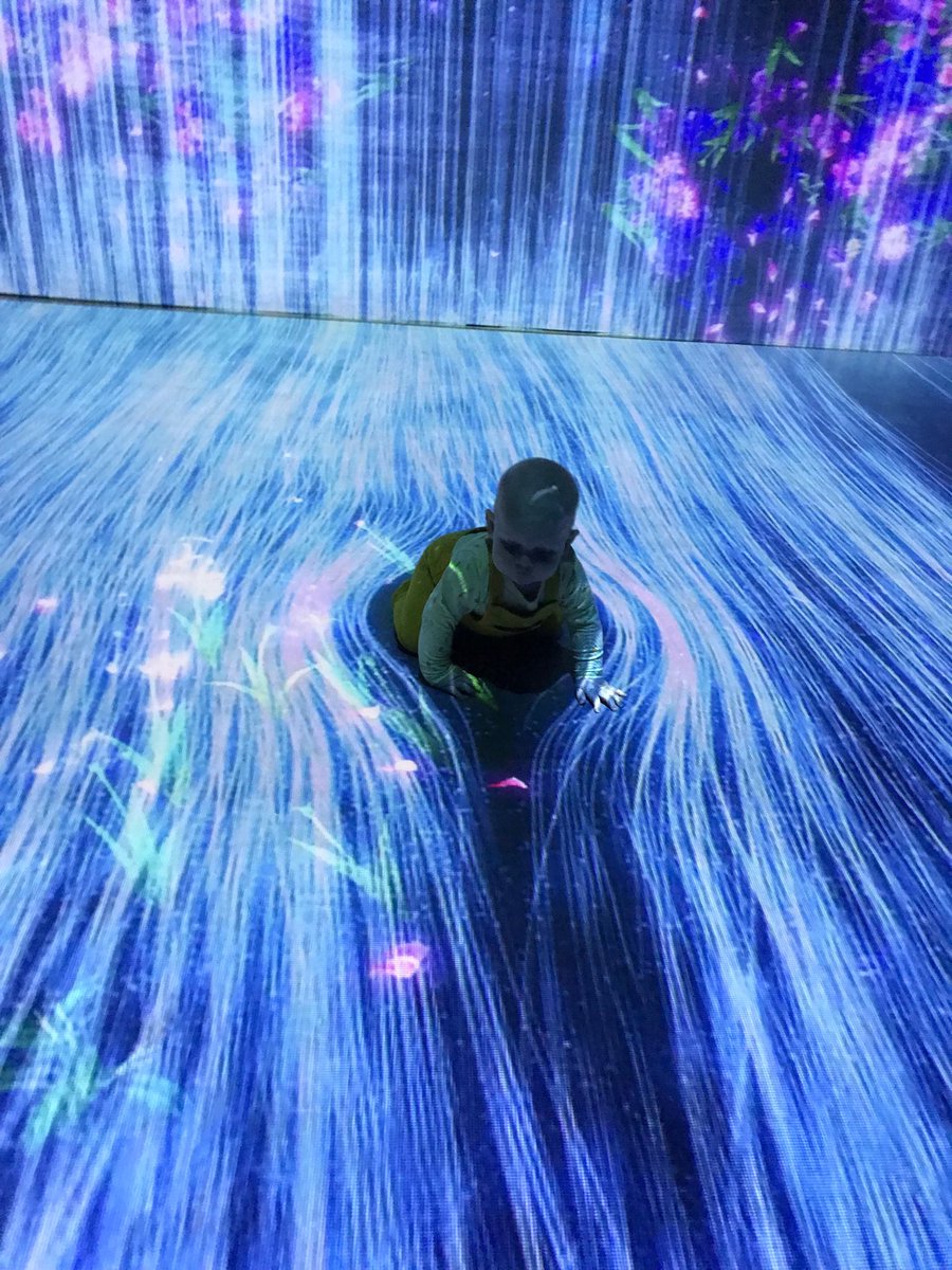 KSchioth's tweet photo. Svo fallegt þegar listaverk laga sig að upplifandanum, Unnsteinn Ægir er eins og hólmi í stórfljóti sem sveigist í kringum hann 😍 #aros #tomorrowisthequestion https://t.co/7V2CibdUQQ
