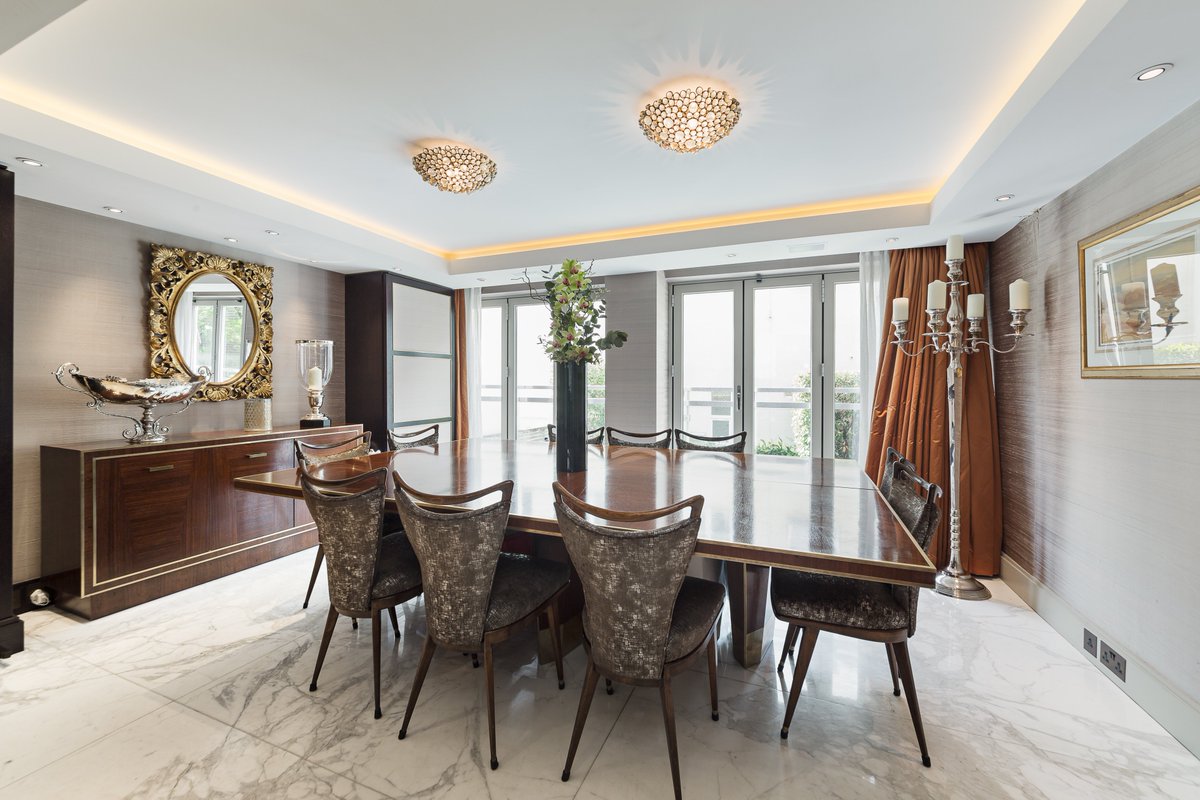 A stylish and modern 4 bedroom townhouse available #torent which has been completely reconfigured and renovated to the highest. #KnightFrank #Belgravia Find out more here:  bit.ly/2StMxkO