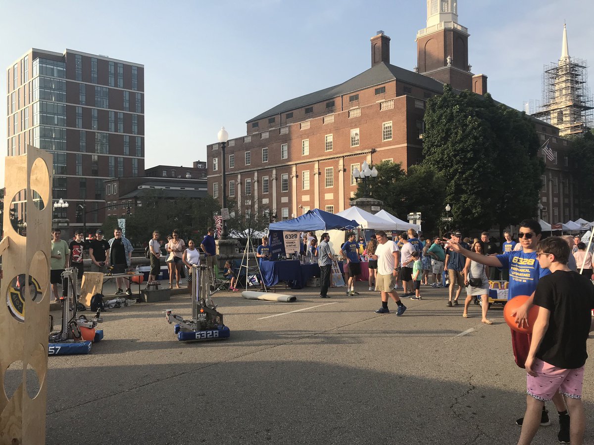 AztechsTeam157's tweet photo. AZTECHS had a blast this past weekend at Waterfire in Providence, RI! #assabetdomore #robotsonfire #weloverobots #doingmore #6328 #summerfun https://t.co/s45y4NyB0v