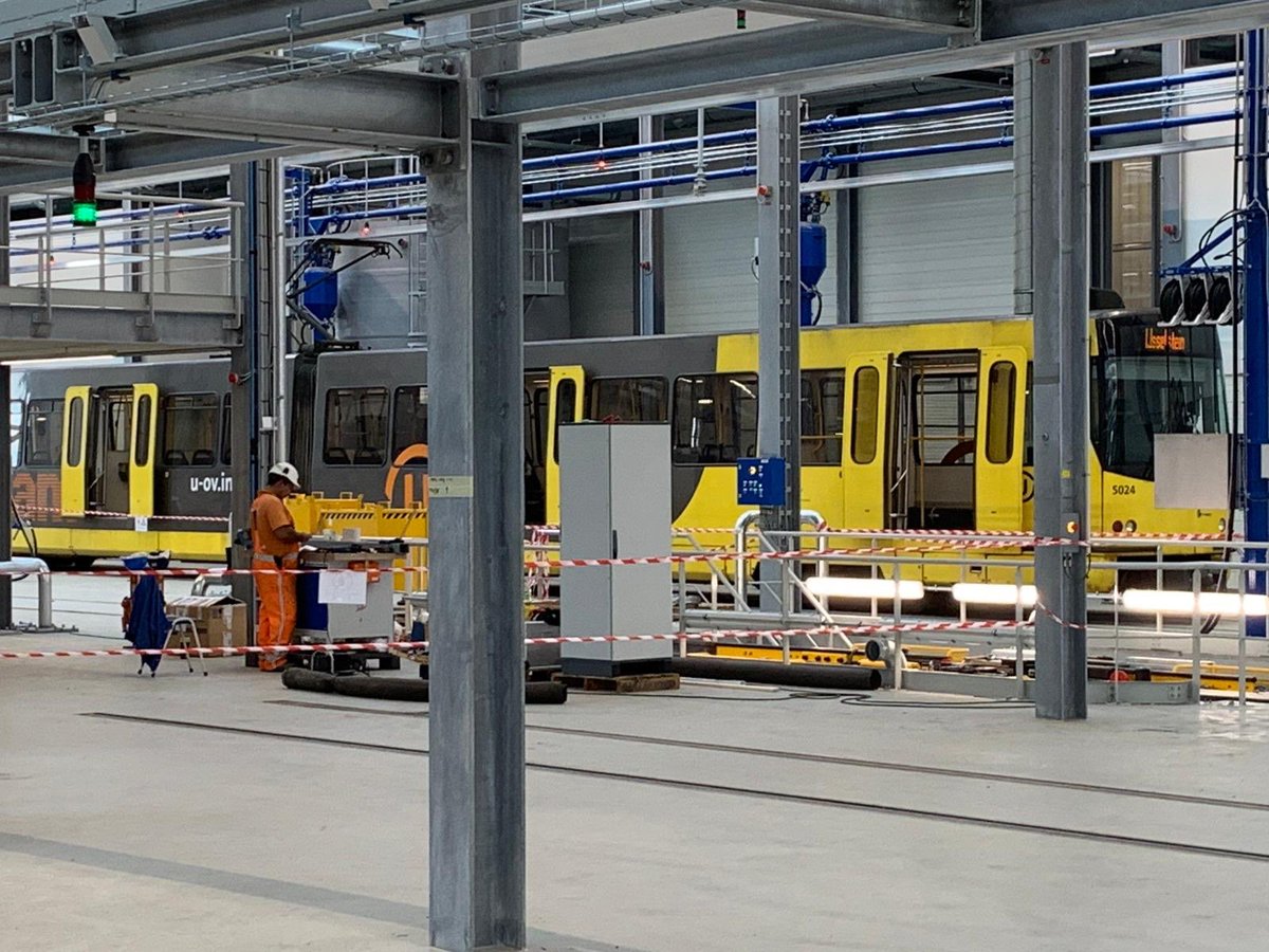 RegiotramU's tweet photo. Welkom in onze nieuwe werkplaats! Werkploeg ⁦@StruktonRail⁩ bouwt door. Intussen hebben zowel de SIG als CAF trams eerste rit gemaakt naar onderhoudsplek! https://t.co/FrFIJHlmPv