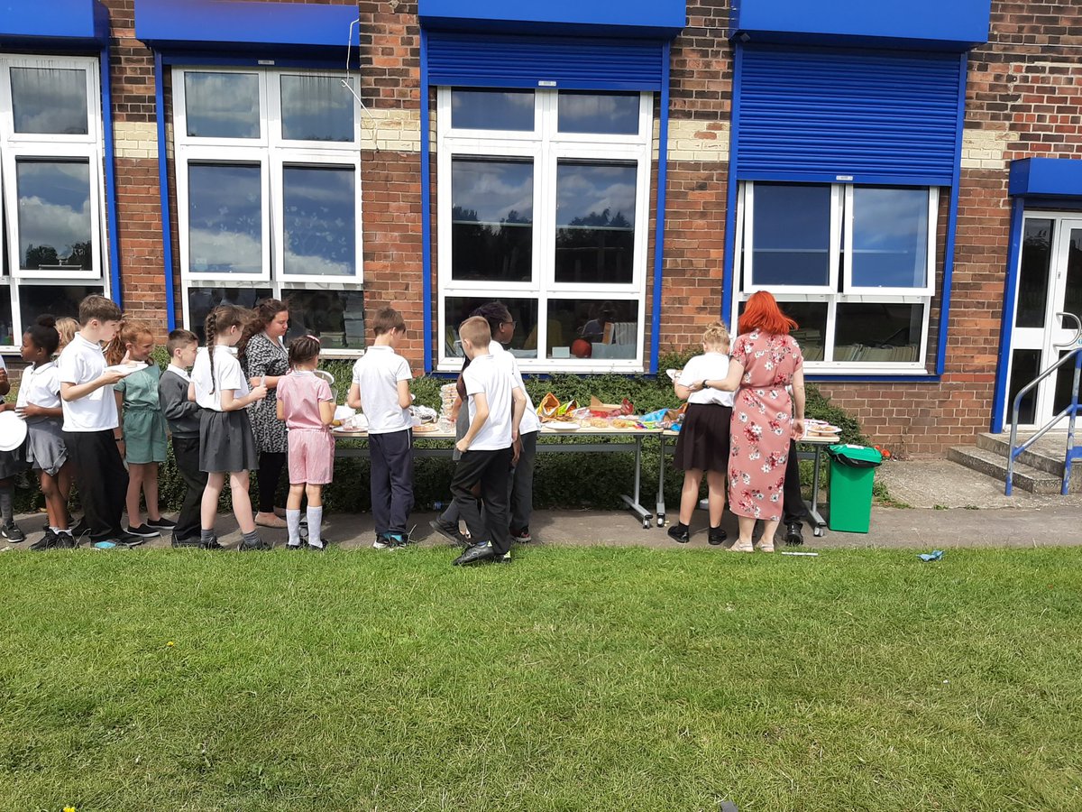 Windmill4M's tweet photo. End of year picnic with 5G. Thanks to everyone who brought food in. It was brilliant! #musicfederation https://t.co/TWgJDgklYj