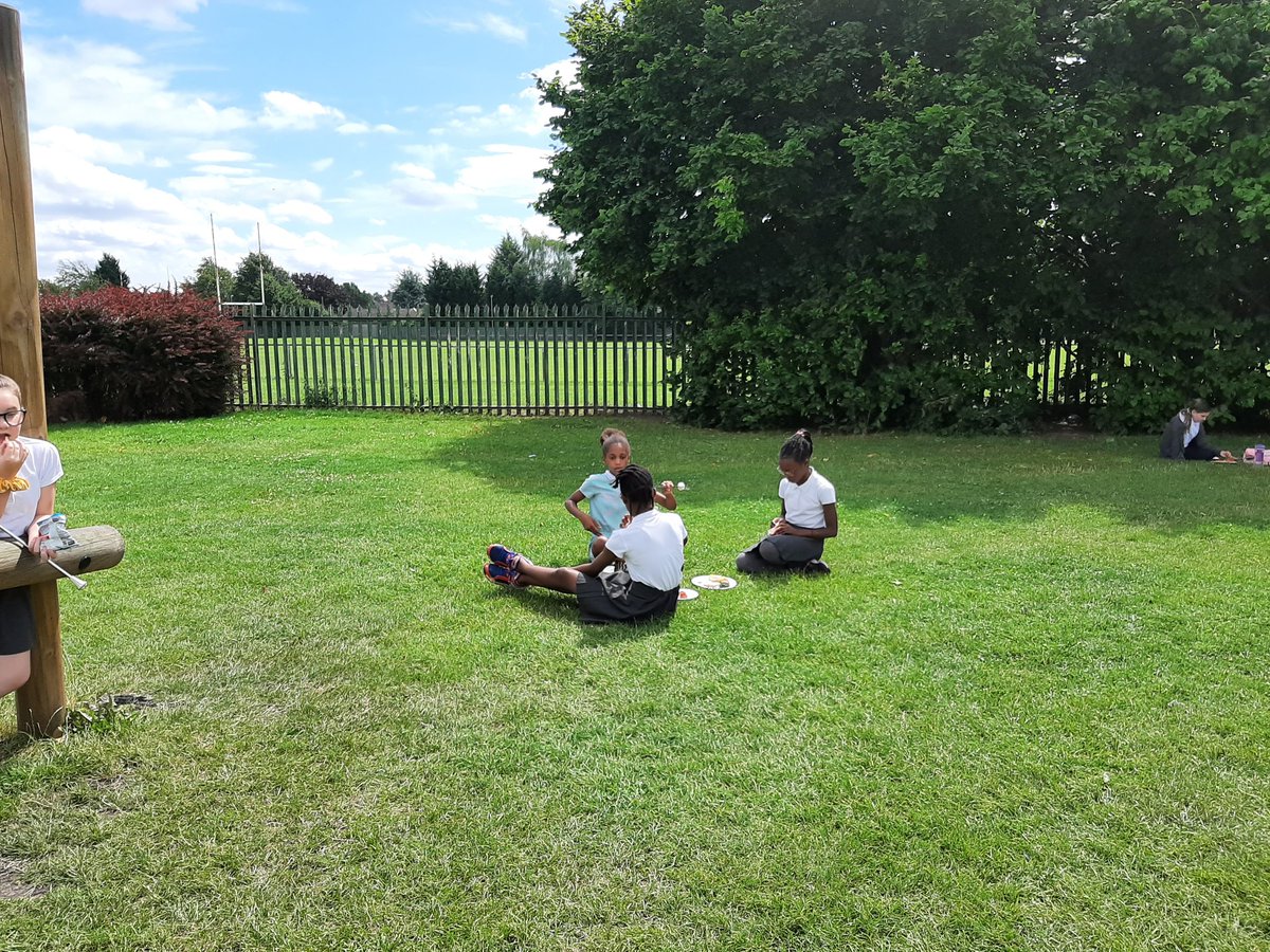 Windmill4M's tweet photo. End of year picnic with 5G. Thanks to everyone who brought food in. It was brilliant! #musicfederation https://t.co/TWgJDgklYj
