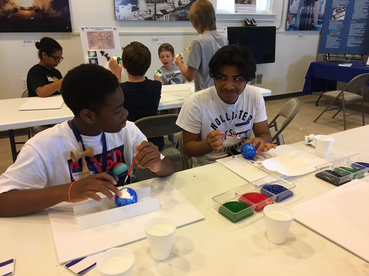 amydepaul__'s tweet photo. InfoAge Space Exploration Center. Our first project ... The Earth and the different layers of the atmosphere! #LevelUp #steaam @kekejoy62 @KroposkyJanice @Jackson__Lauren @APDirCI_ERuiz @APSuperGray @Asbury_ParkSD https://t.co/PUmEcAQnsX