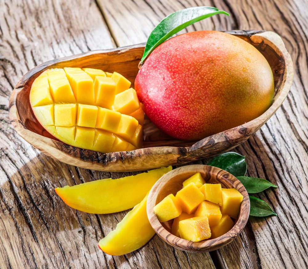 MinorityHealth's tweet image. For #MangoDay 🥭, grab this fruit and get your fill of fiber and vitamins A and C. Whether it’s in a smoothie, a salad, or sliced as a snack, it’s a perfect treat for a healthy diet. See how much fruit is good for you: bit.ly/2SwG20F #ActiveandHealthy