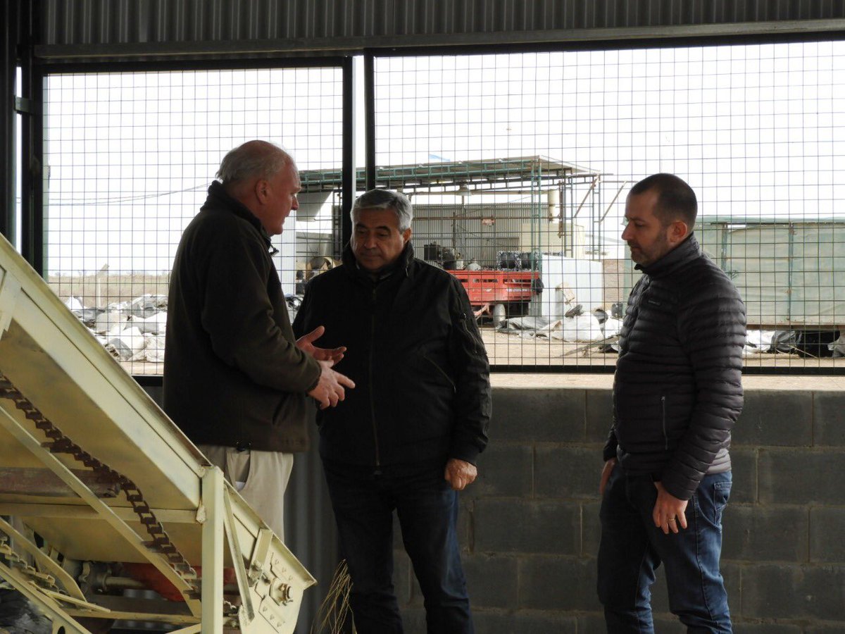 generalvillegas's tweet image. #ahora @ECampana17 junto a @gmonesruiz recorren y visitan el CAT  (centro de acopio transitorio) de Carlos Zabala. Dicho centro será el lugar en donde los productores agropecuarios entregarán los envases de agroquímicos, previamente con triple lavado y perforado.