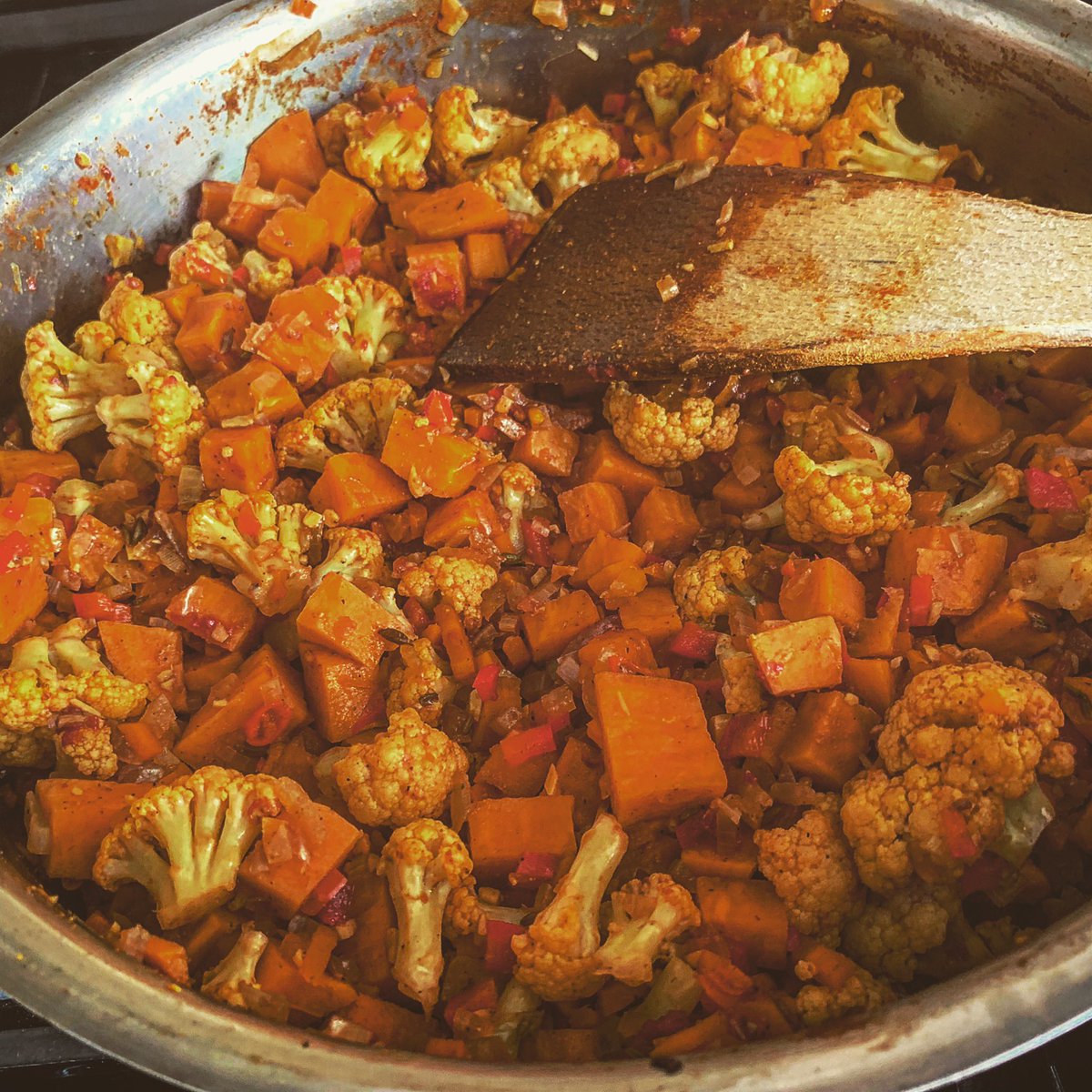 Teddybreath's tweet photo. And now get my cook on. Cauliflower and sweet potato curry prepared for later! Prep sides, warm through, eat until you explode! #nomnomnom #foodporn #nomage https://t.co/5otp17ttDy