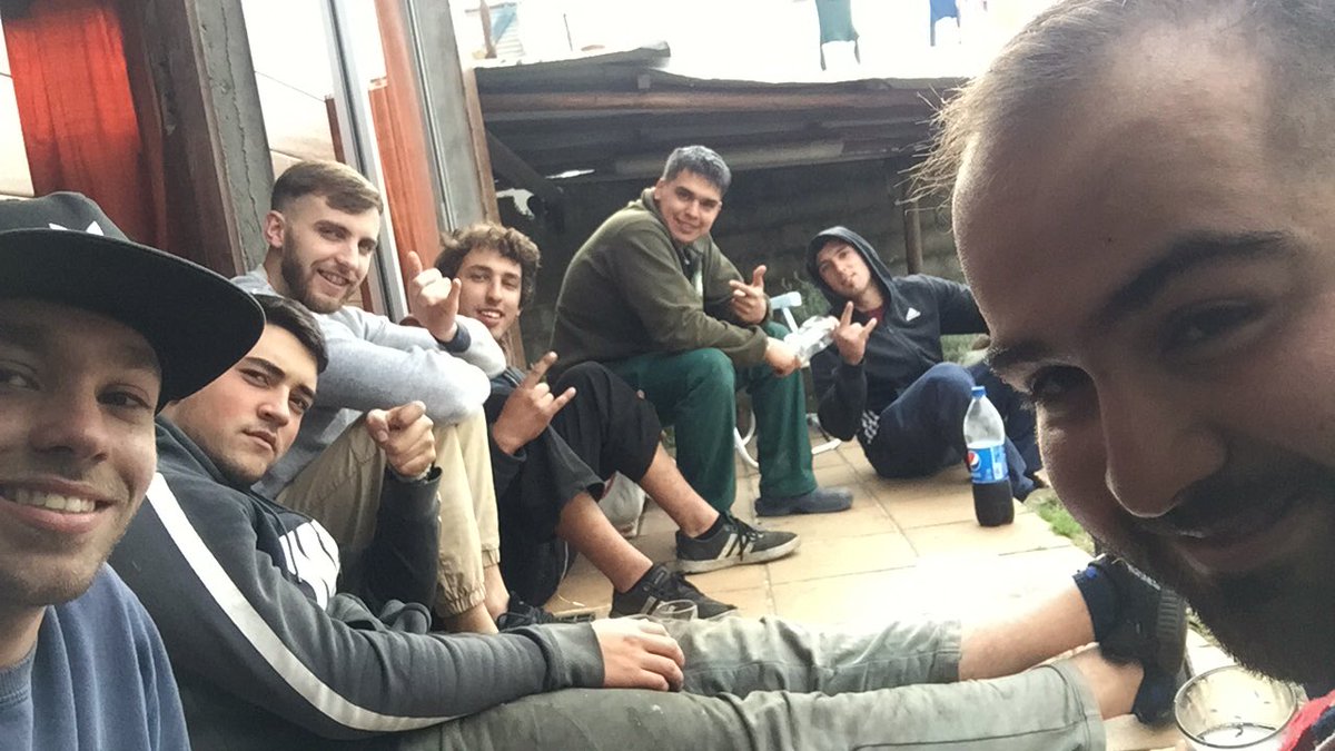 Es juntarse con estos pibes y pasar bien y no dejar de reírte nunca, todos tenemos errores y nos mandamos alguna que otra pero siempre estamos juntos, faltan unos cuantos pero estaban durmiendo en ese momento 😂