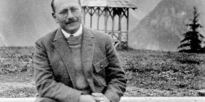 franceculture's tweet photo. Jacques Le Goff retraçait, en 1999, la vie, le parcours et la production intellectuelle de l’historien et résistant Marc Bloch, qui fut torturé, supplicié et fusillé par les nazis. Il est tombé à 58 ans en criant "Vive la France". https://t.co/FljvdwAuK9 https://t.co/1ZY50G1lW2