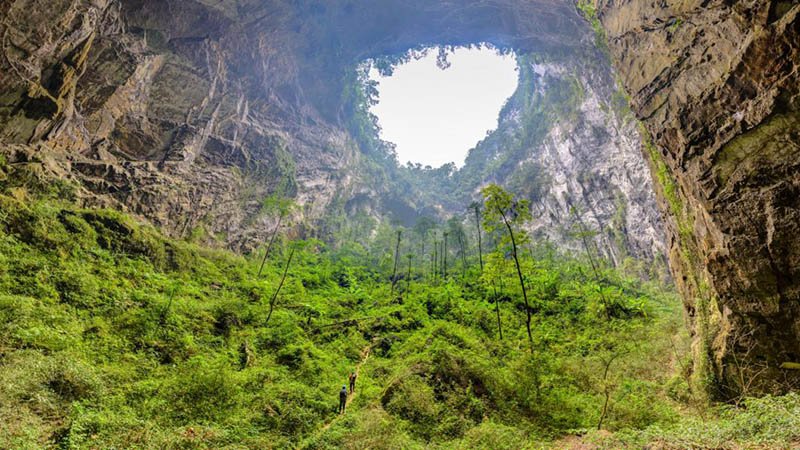 viajepatrimonio's tweet photo. Tras años buscándola, en 2009 se confirmó la magnitud de la cueva vietnamita Son Doong, la más amplia del planeta: en su interior hay salas en las que cabe una manzana entera de Manhattan. Es parte del sistema kárstico del Phong Nha-Ke Bang, la región kárstica más antigua de Asia https://t.co/wWLDAa2xMx