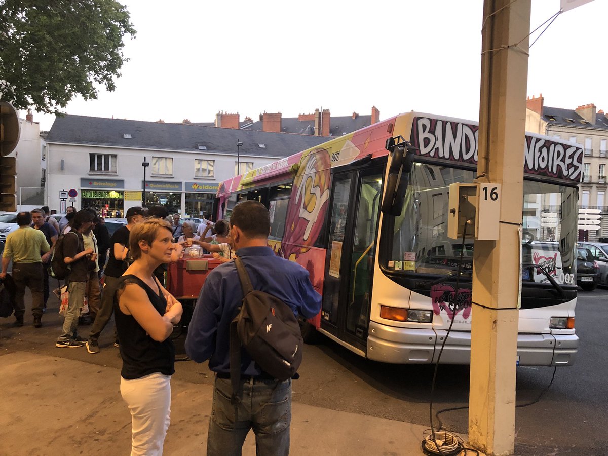 LGarnier44's tweet photo. Ce soir autour du bus des @restosducoeur à @nantesfr .
Au cœur de l’été, les bénévoles des restos poursuivent inlassablement leur soutien au plus près de ceux qui n’ont rien. Juste Merci ! https://t.co/BHO3caTM4o