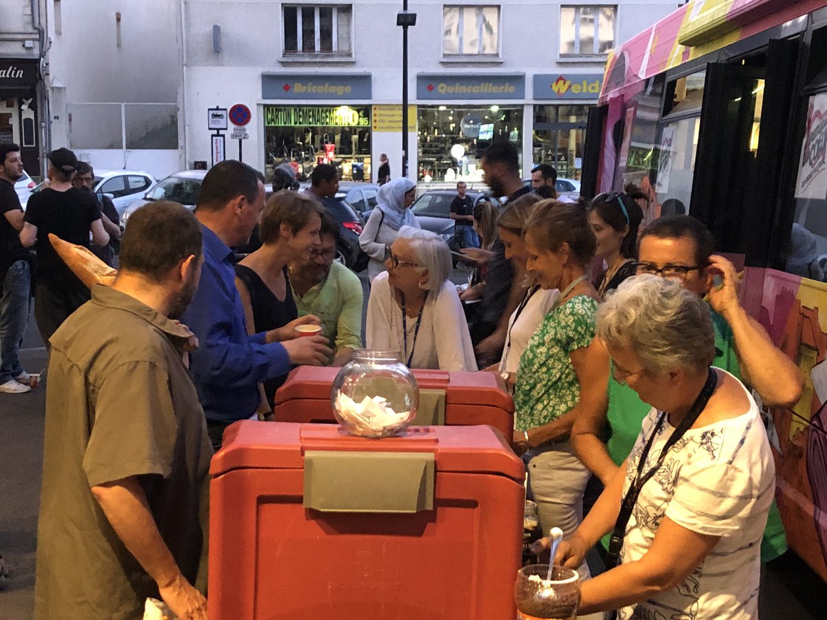 LGarnier44's tweet photo. Ce soir autour du bus des @restosducoeur à @nantesfr .
Au cœur de l’été, les bénévoles des restos poursuivent inlassablement leur soutien au plus près de ceux qui n’ont rien. Juste Merci ! https://t.co/BHO3caTM4o