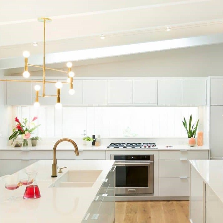 pulosdesigns's tweet image. This light steals the show for me! 💡 Such a beautiful kitchen design. 💖#DesignAndDecor #KitchenDesign 
@vela.creative @select_surfaces_mn