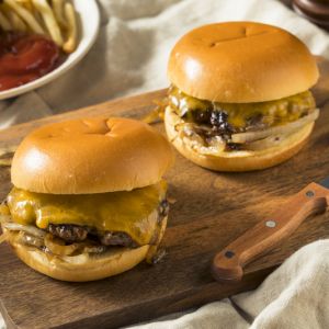 Grill up these beef and mushroom patties for the ultimate cookout burger! ow.ly/D2Wv50v5214