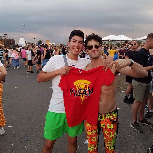 DarrenArmy's tweet photo. "Thanks for the shirt off your back!!! #darrencriss #pizzaoki" ~ Brandon Alegria https://t.co/khciNmgV1U https://t.co/p2OSOBYzQh