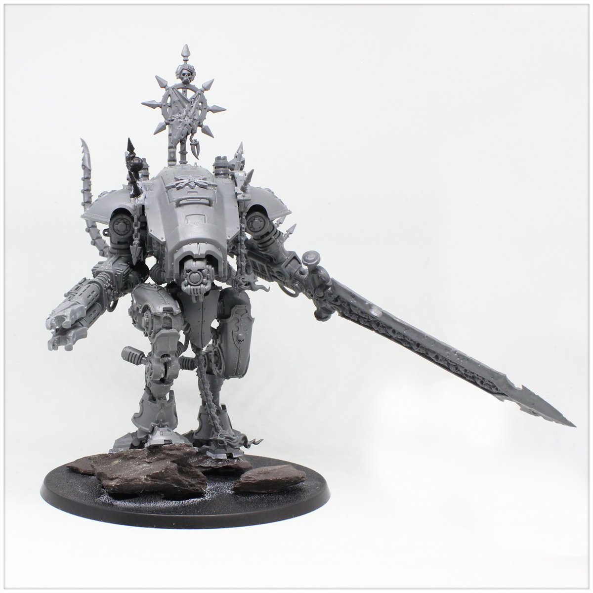 TheOneBenBailey's tweet photo. I made some Imperial and Chaos knight Armiger Warglaives to lead the respective armies... Maybe they are brothers... Maybe its the same knight.. Who knows?!?
#warhammer #warmongers #armigers #chaos #imperium #chaosknights #imperialknights #conversions #gamesworkshop https://t.co/3Hup8iVHbI