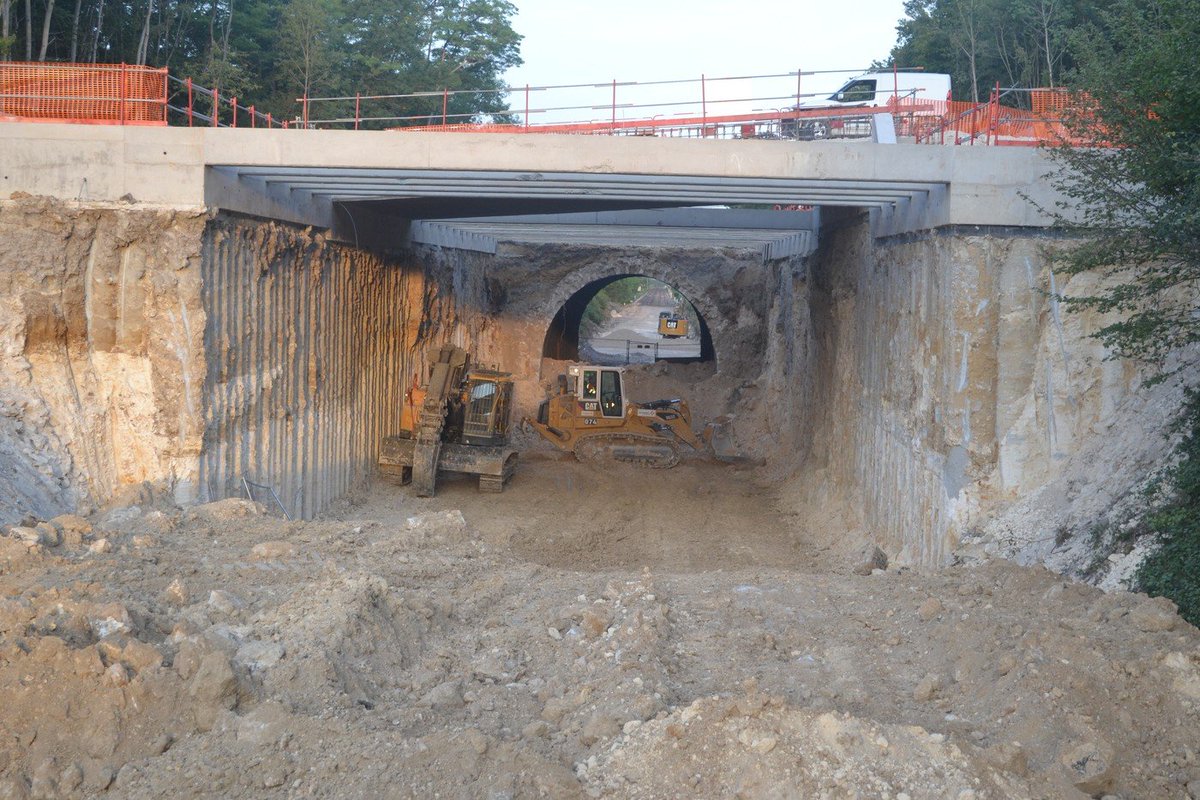 ioduremetalliqu's tweet photo. Destruction du tunnel des Bouchots (ferroviaire), les voies ont été enlevées sur au moins 200 m !, laissant apparaître l'ouvrage de remplacement, plus haut et pré-construit;
Difficile d'imaginer qu'il y a moins de 2 semaines je passais encore là dedans à 160 km/h. @UsagersProvins https://t.co/JgZ0FyPti3