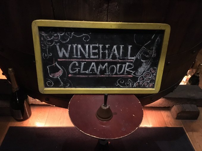 今宵は、ローズ伯爵と銀座のワインホールグラマーさんへ行ってきました🍷✨  お腹も心も満たされました！ 各々のワインにあわせてグラスの種類を変えていたり、私好みに合わせて的確なワインを厳選、チョイスして提供してくださったりと強いこだわりを感じました👁&zwj;🗨皆様も是非😎