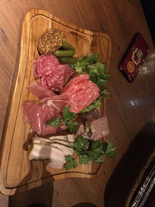 今宵は、ローズ伯爵と銀座のワインホールグラマーさんへ行ってきました🍷✨  お腹も心も満たされました！ 各々のワインにあわせてグラスの種類を変えていたり、私好みに合わせて的確なワインを厳選、チョイスして提供してくださったりと強いこだわりを感じました👁&zwj;🗨皆様も是非😎