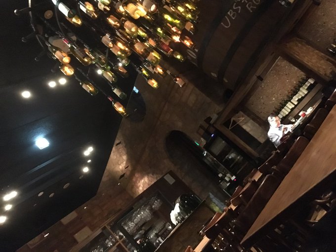 今宵は、ローズ伯爵と銀座のワインホールグラマーさんへ行ってきました🍷✨  お腹も心も満たされました！ 各々のワインにあわせてグラスの種類を変えていたり、私好みに合わせて的確なワインを厳選、チョイスして提供してくださったりと強いこだわりを感じました👁&zwj;🗨皆様も是非😎
