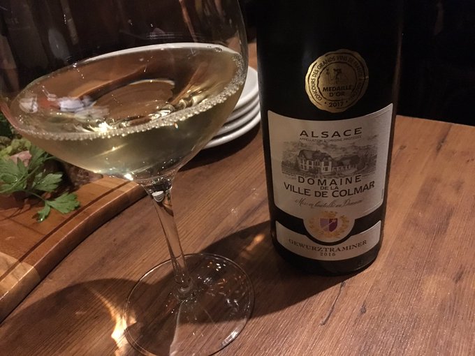 今宵は、ローズ伯爵と銀座のワインホールグラマーさんへ行ってきました🍷✨  お腹も心も満たされました！ 各々のワインにあわせてグラスの種類を変えていたり、私好みに合わせて的確なワインを厳選、チョイスして提供してくださったりと強いこだわりを感じました👁&zwj;🗨皆様も是非😎