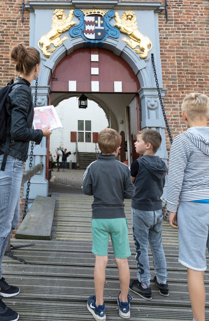 TIP - Deze zomer kunnen kinderen al speurend en spelend kasteel Ammersoyen ontdekken met de Speuren &amp; Spelen tocht! Doe de opdrachten op het kasteelterrein en kraak de code waarmee je de schatkist kunt openen. Vervolgens ga je op pad in het kasteel. glk.nl/landschappen-k…
