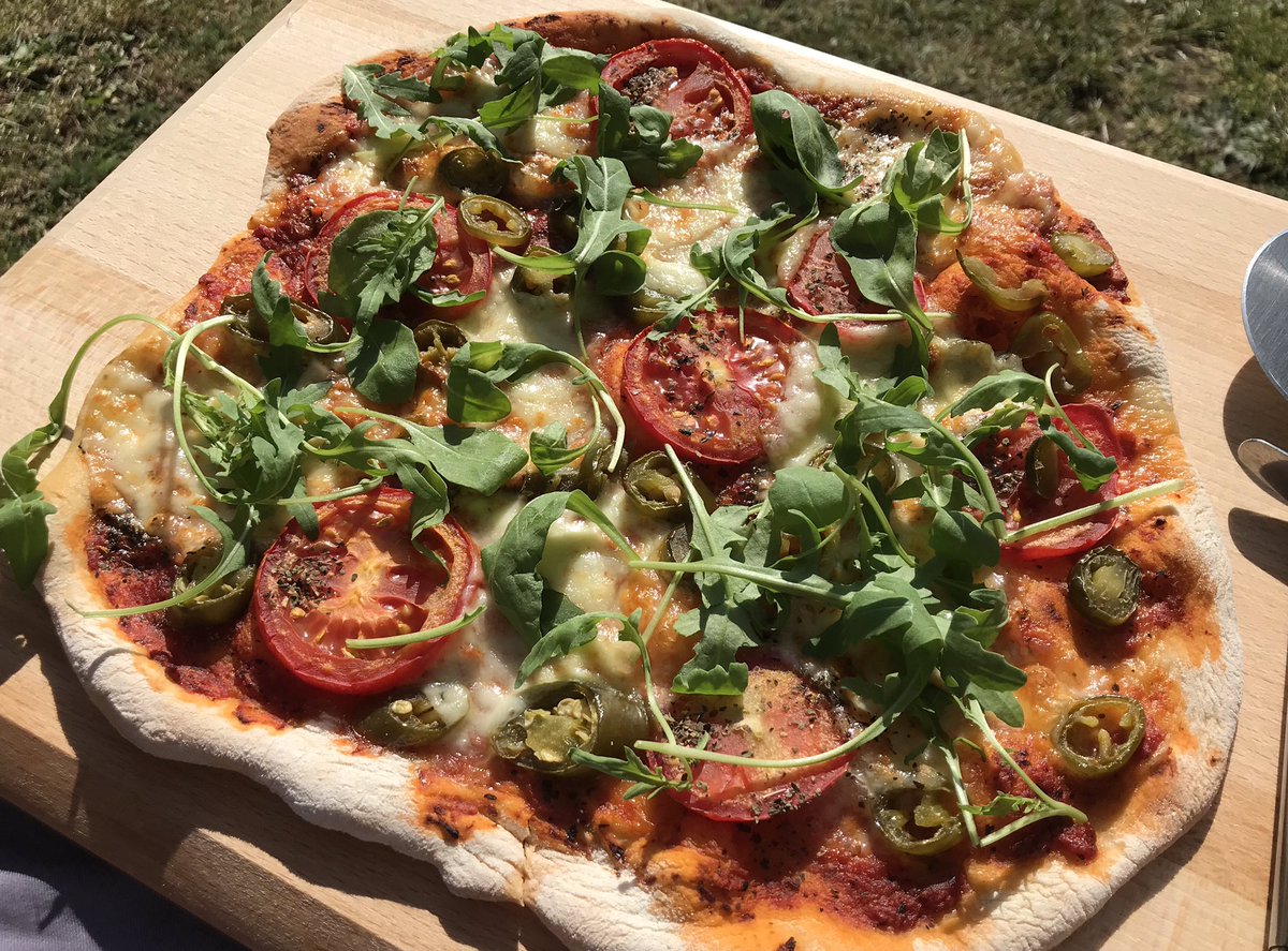 Loving this weather & eating outside 🌞 Homemade pizza with mozzarella tomatoes jalapeños & rocket
#delicious #homemade #meatfreemonday #veggie #food
