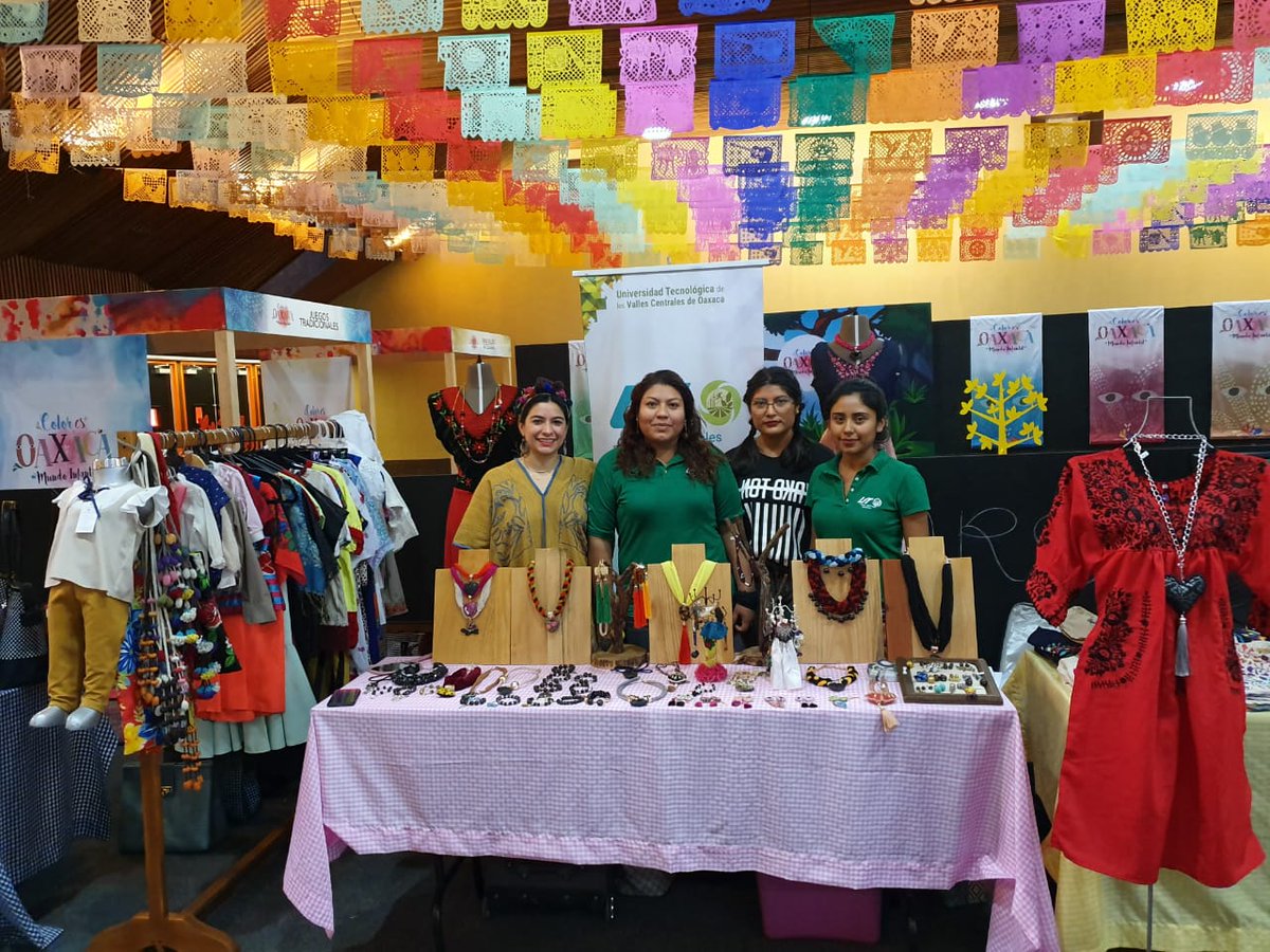 utvco's tweet photo. Estudiantes de Diseño Textil y Moda participan en la Feria #Guelaguetza2019 "Diseño Artesanal"; exponen prendas y accesorios que han elaborado como parte de la dinámica práctica en la universidad. 
¡Te esperamos!
👉 Centro de Convenciones en Santa Lucía del Camino 
 #OrgulloUTVCO https://t.co/Rdd0D53a6g