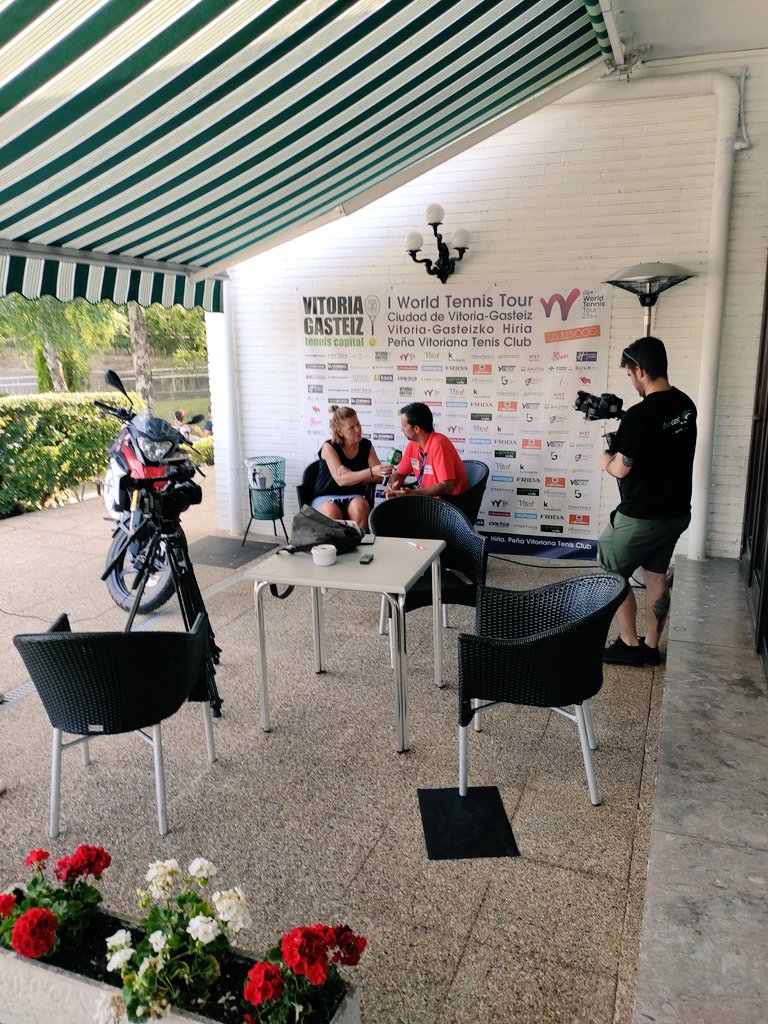 O_C12's tweet photo. I World Tennis Tour entrevista del Director del Torneo @unaicorujo
@WorldTennisVG . #daleboss https://t.co/7VHtzS6KaJ