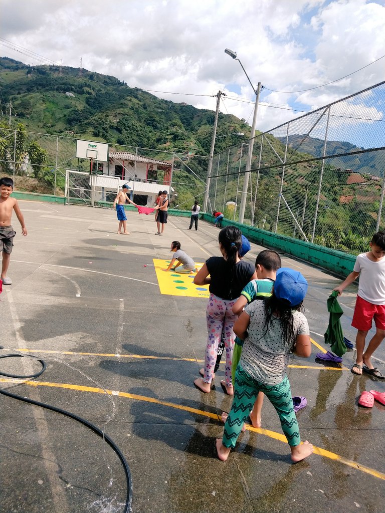 396Daniela's tweet photo. Domingo de Recreación, sonrisas y juegos equitativos, recreando Parque La Aldea, comuna 50. @INDERMEDELLIN @JaimeVillaYepe1 @sebasgallego17 @gioruiz32 
@AndrsCo19178191 https://t.co/qBFSH5A7Hf