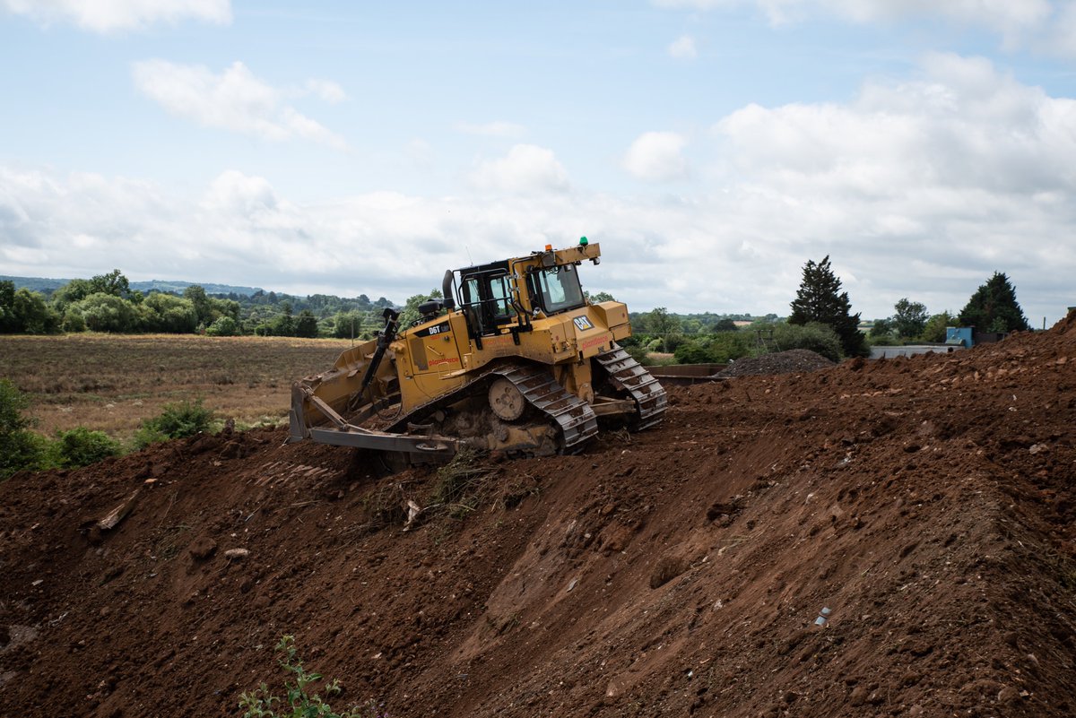 Some great snaps featuring one of our CAT D6T'S working hard in the Midlands area for a key customer.

#Cat #Caterpillar #Dozer #Sun #Sunshine #Earthworks #Earthmoving #Diggers #pushingthelimitsforbetter