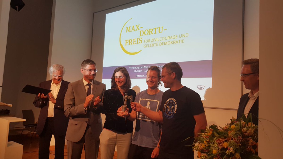 LH_Potsdam's tweet photo. Der #Potsdam|er Max-Dortu-Preis 2019 wurde durch #OBMSchubert an die Crew des Seenotrettungsschiffes "Iuventa" für #Zivilcourage und gelebte #Demokratie verliehen. Herzlichen Glückwunsch. Die Hauptrede hielt Prof. Gesine Schwan. #iuventa10 #MaxDortuPreis
https://t.co/mKxg1X2D9T https://t.co/AATpeBmAFo