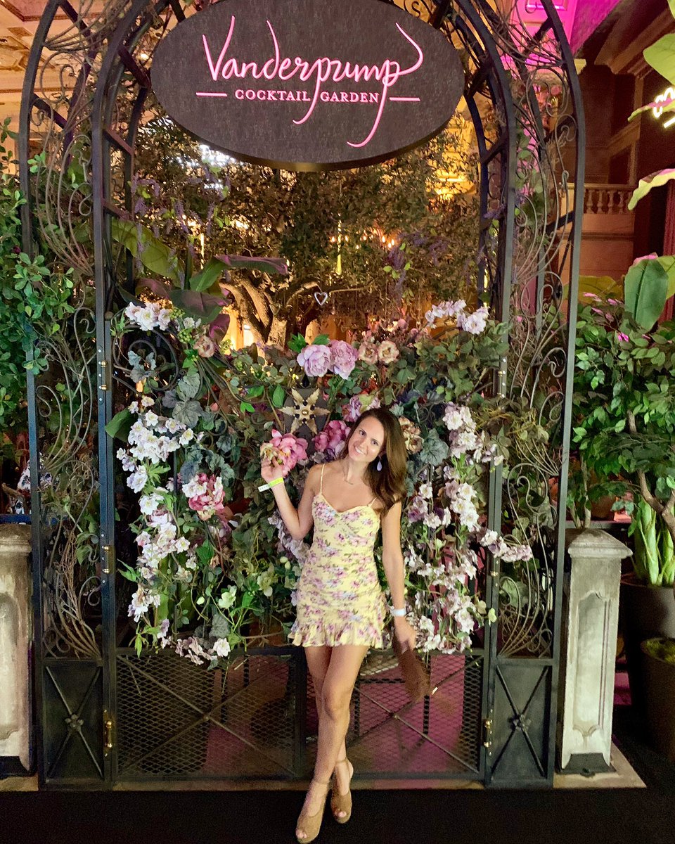 Roo898's tweet photo. @VanderpumpVegas @LisaVanderpump Perfection 👌🏽🌸 https://t.co/AeauDV3D0H
